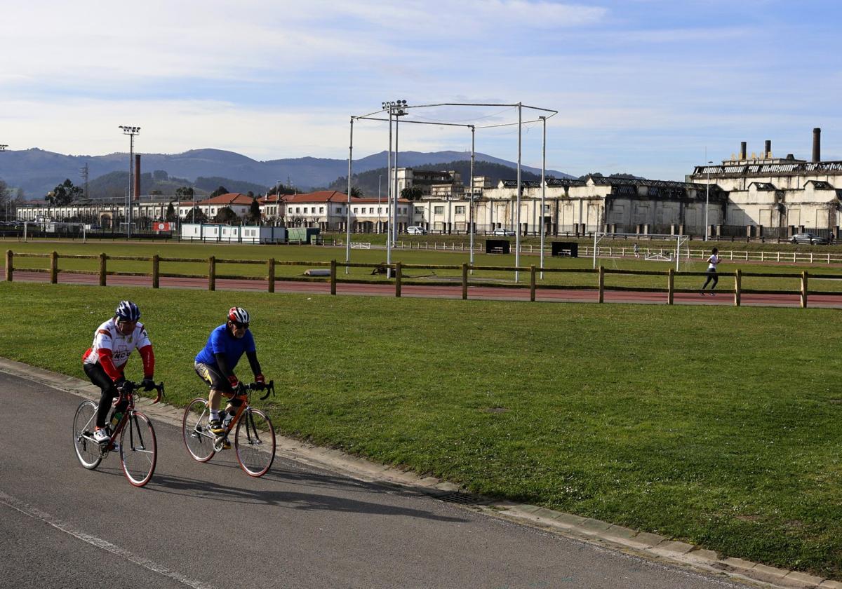 Ciclistas circulan por el velódromo del complejo polideportivo Óscar Freire, ayer, en Torrelavega.