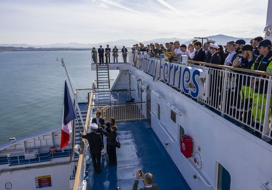 El capitán, el presidente de Brittany Ferries y las autoridades francesas izan la bandera.