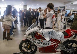 Miembros del equipo Sodercan UC Racing muestran la moto con la que competirán en el circuito de Motorland, en Aragón, al consejero de Industria, Eduardo Arasti, y al consejero delegado de Sodercan, Ángel Pedraja.