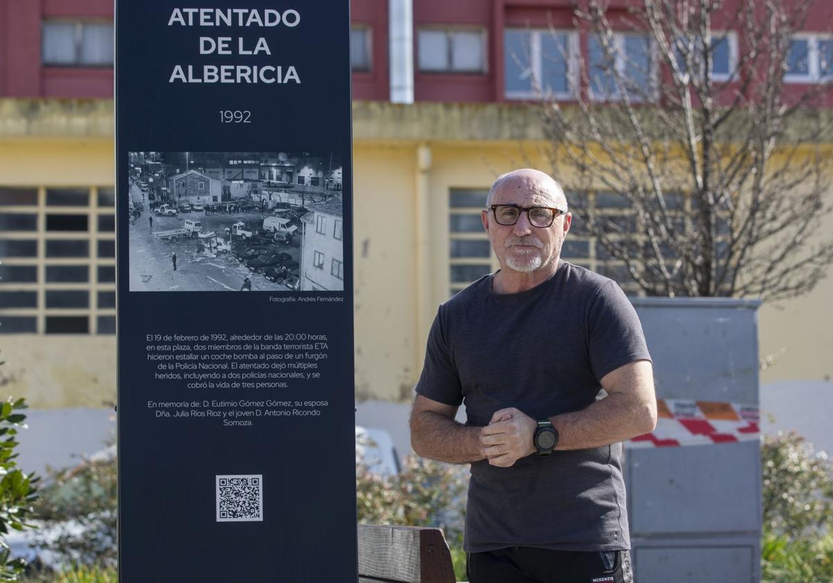 Andrés Fernández, fotoperiodista de El Diario Montañés, junto a su fotografía en La Albericia, que homenajea a las víctimas del atentado.