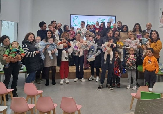 Recepción de las familias con recién nacidos en la biblioteca.