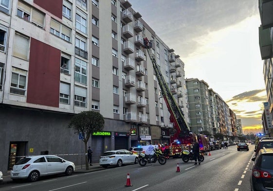 Los bomberos acceden al quinto piso del número 71 de la calle Castilla, desde donde se ha precipitado el hombre de 90 años.