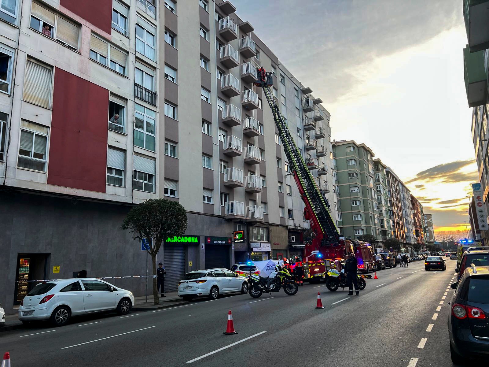 Los bomberos acceden al quinto piso del número 71 de la calle Castilla, desde donde se ha precipitado el hombre de 90 años.