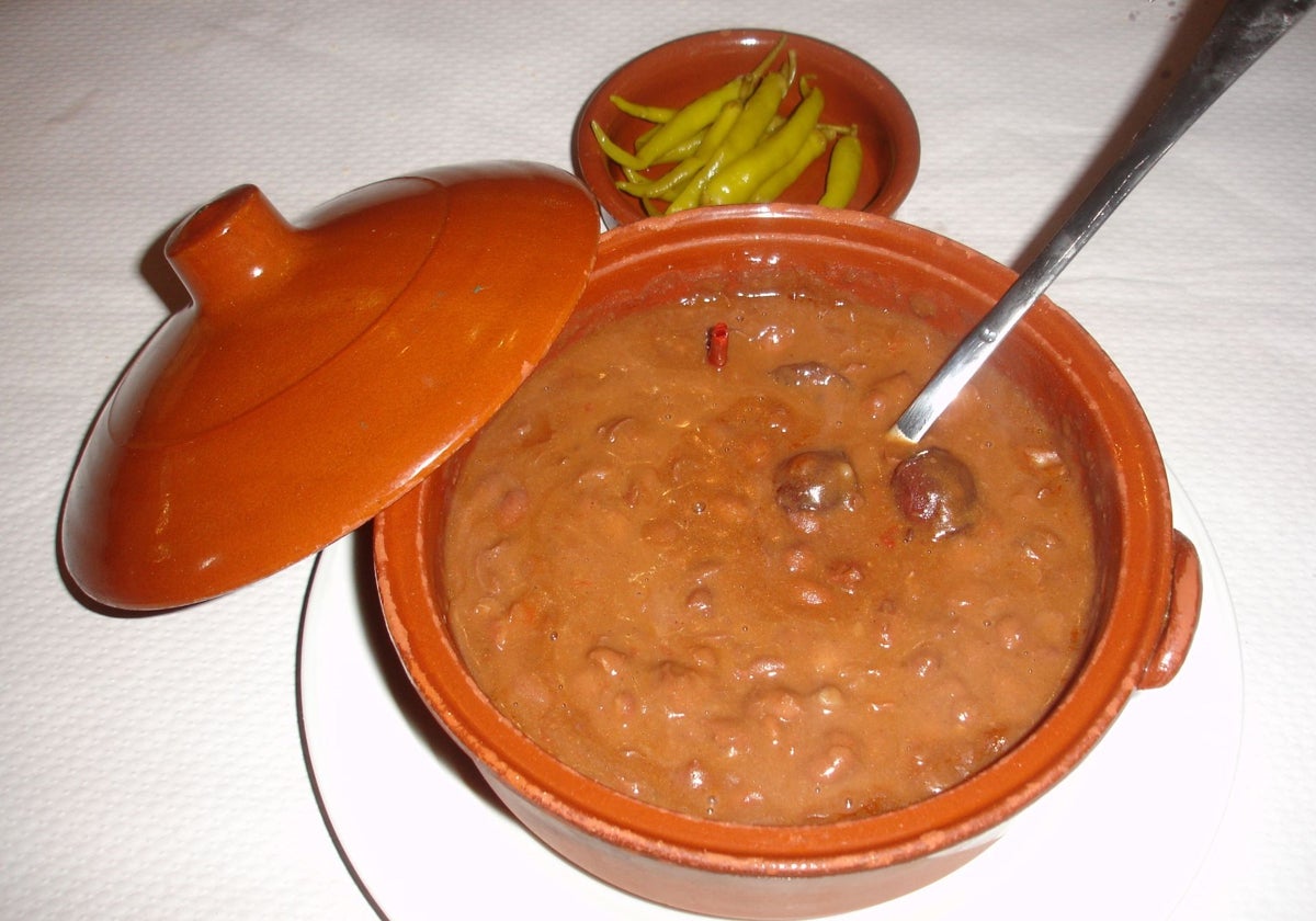 Olla de barro con unos apetecibles caricos con chorizo.