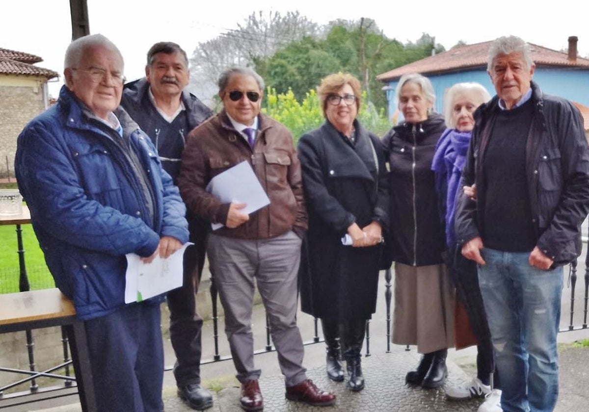 De izquierda a derecha, José Antonio Sánchez, Rafael Gil, Francisco Javier López, Nieves Calderón, María Elena Marcano, María Luisa Cuesta y José Pablo Casar, miembros de la directiva de AJUCAN.