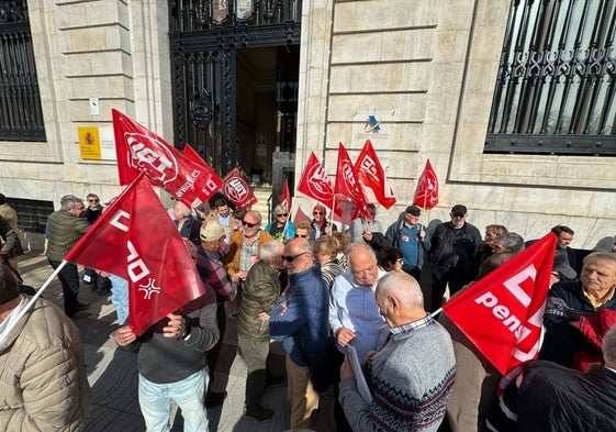 Mutualistas en la manifestación de este jueves por la mañana en la sede de Hacienda de Santander.