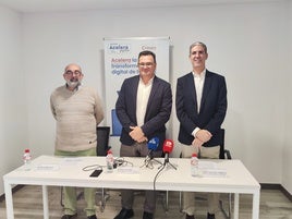 Agustín Guardo, director de la Oficina Acelera Pyme; Rosendo Ruiz, director general de Comercio del Gobierno de Cantabria y Carlos Augusto Carrasco, presidente de la Cámara de Comercio de Torrelavega