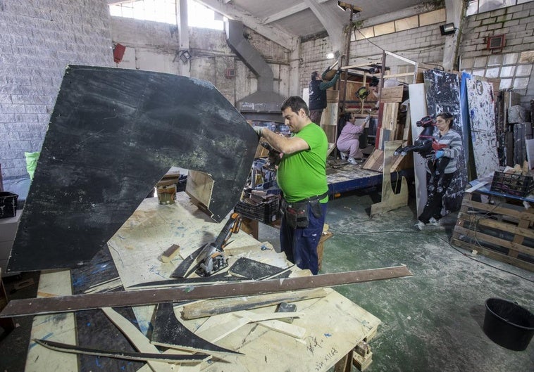 Manos a la obra. Manuel Jiménez es uno de los encargados de elaborar las carrozas que lucirán en el desfile.