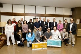 En la foto, los finalistas con los miembros del jurado