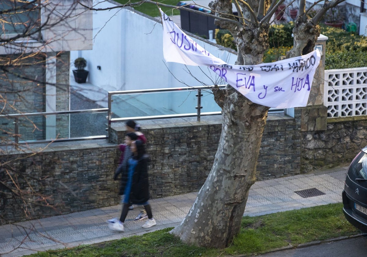 Pancarta pidiendo justicia para Eva Jaular y su hija, colocada junto al complejo judicial de Las Salesas.