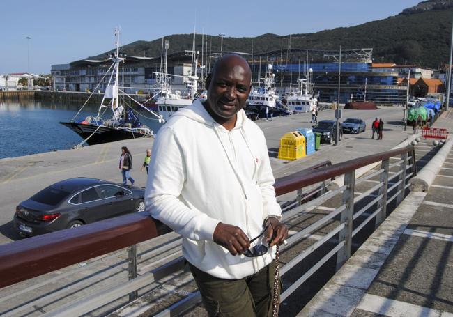 Mbayedieng Digo con el puerto de Santoña de fondo.