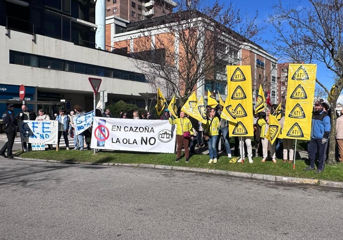 Vecinos y personal del hospital de Valdecilla durante la manifestación celebrada en Cazoña.