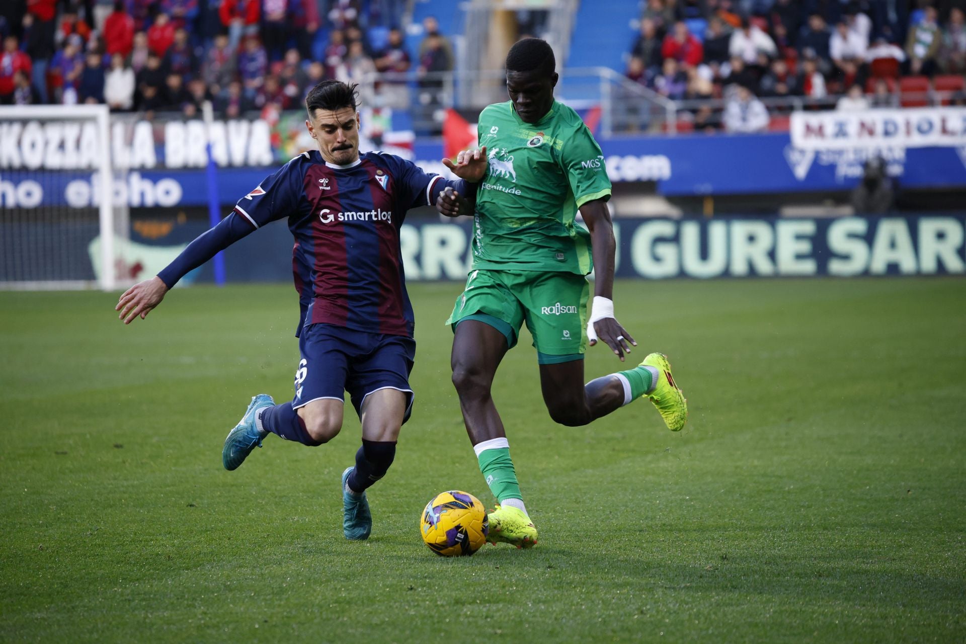 Maguette disputa la pelota con Sergio Álvarez.