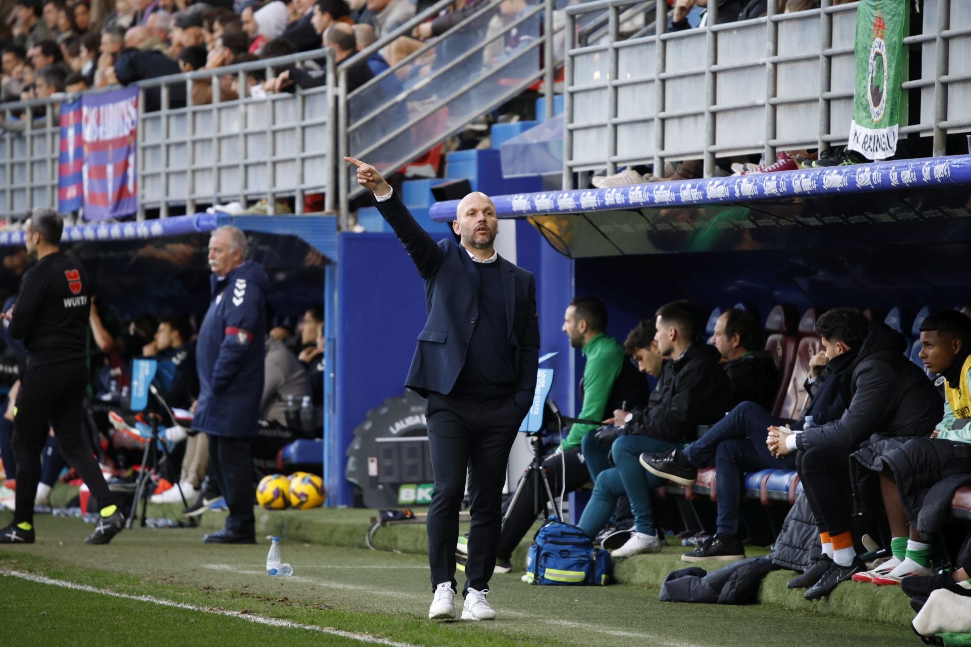 José Alberto da instrucciones a sus jugadores.