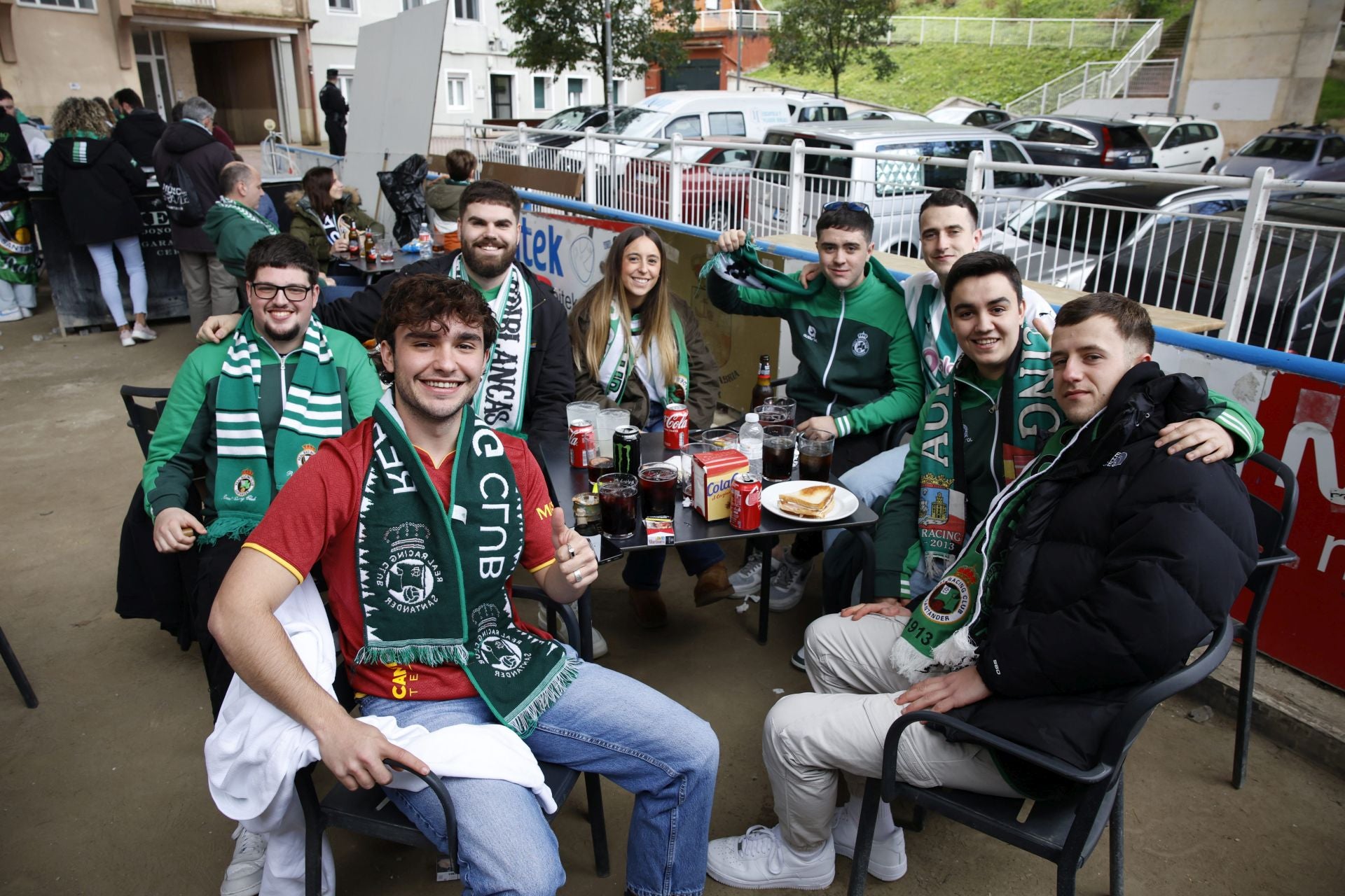 Los aficionados verdiblancos reponen fuerzas en la bolera de Ipurua.