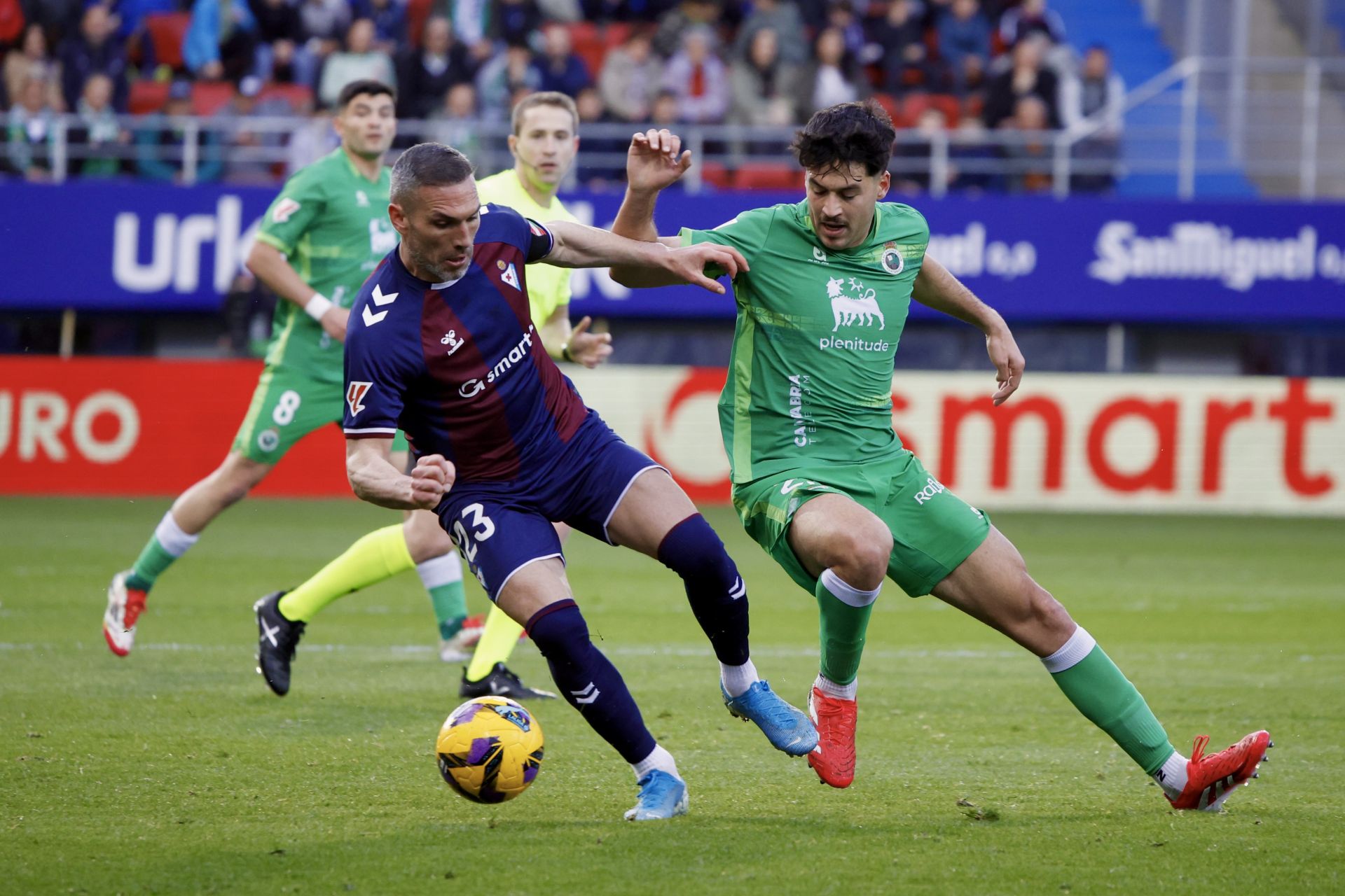 Meseguer pelea por el balón con Arbilla.