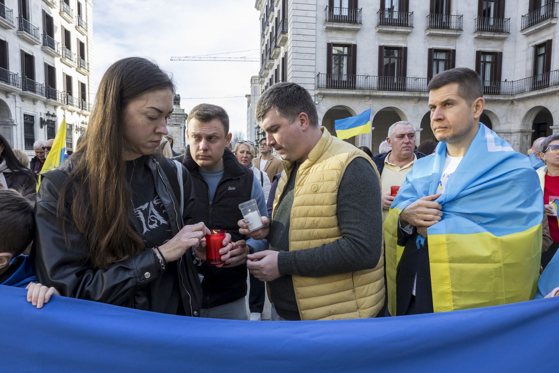 Los manifestantes portaron velas, que recordaban a los caídos en la guerra.