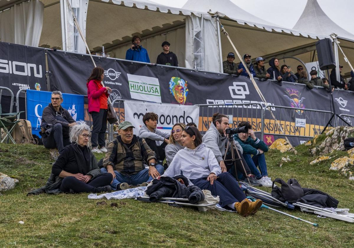 Aficionados, familias y grupos de amigosocuparon el espacio bajo las carpas de laorganización.