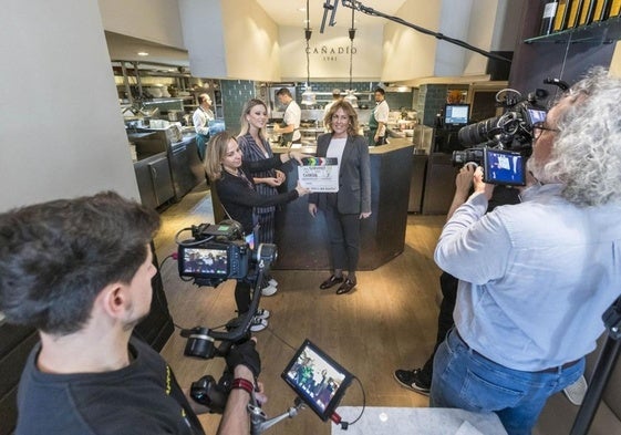 El equipo de grabación durante el rodaje en el restaurante Cañadío.