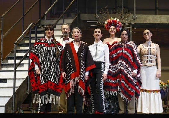 Rozalén, Nita, Alejandro Pelayo y Luisa Gavasa, junto con Paula Iwasaki, Raquel Varela Conde, Laura Porras, en el estreno de 'Chavela'.