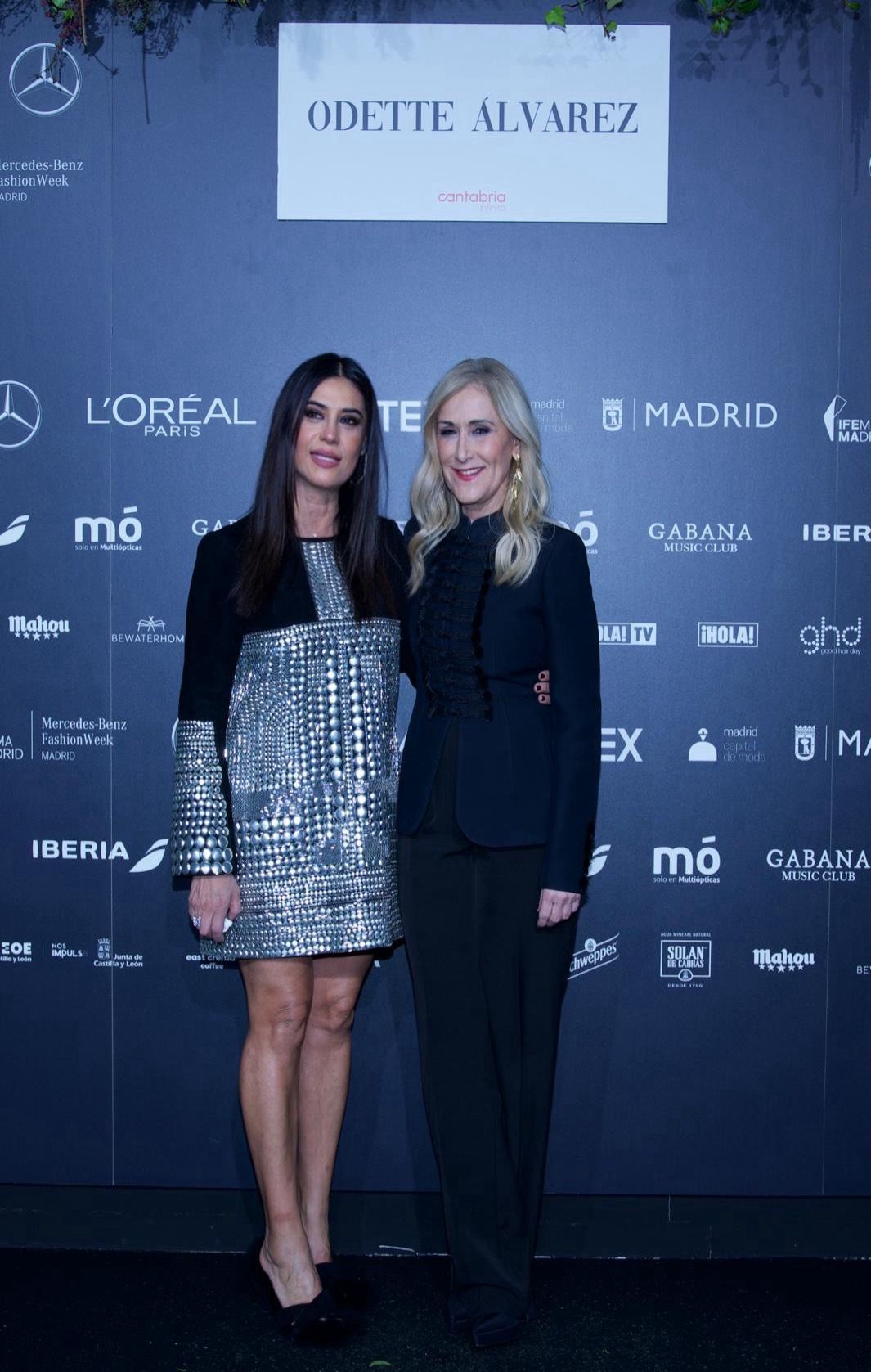 La diseñadora santanderina Odette Álvarez junto a Cristina Cifuentes.