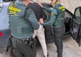 Momento en el que la Guardia Civil detiene a uno de los varones.