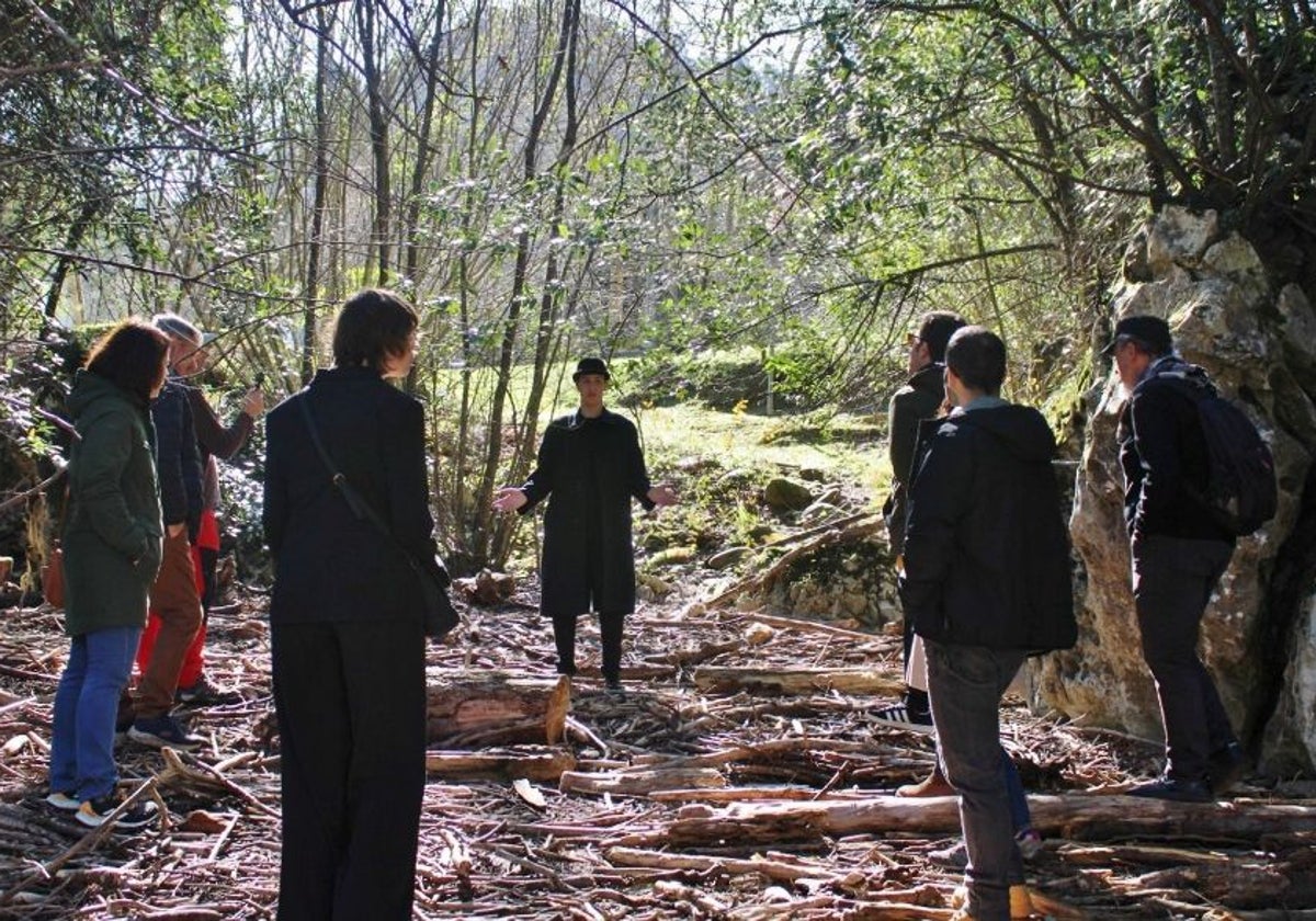 Los alumnos dieron forma a una ruta que entrelazaba la historia de Puente Viesgo y el escritor checo.