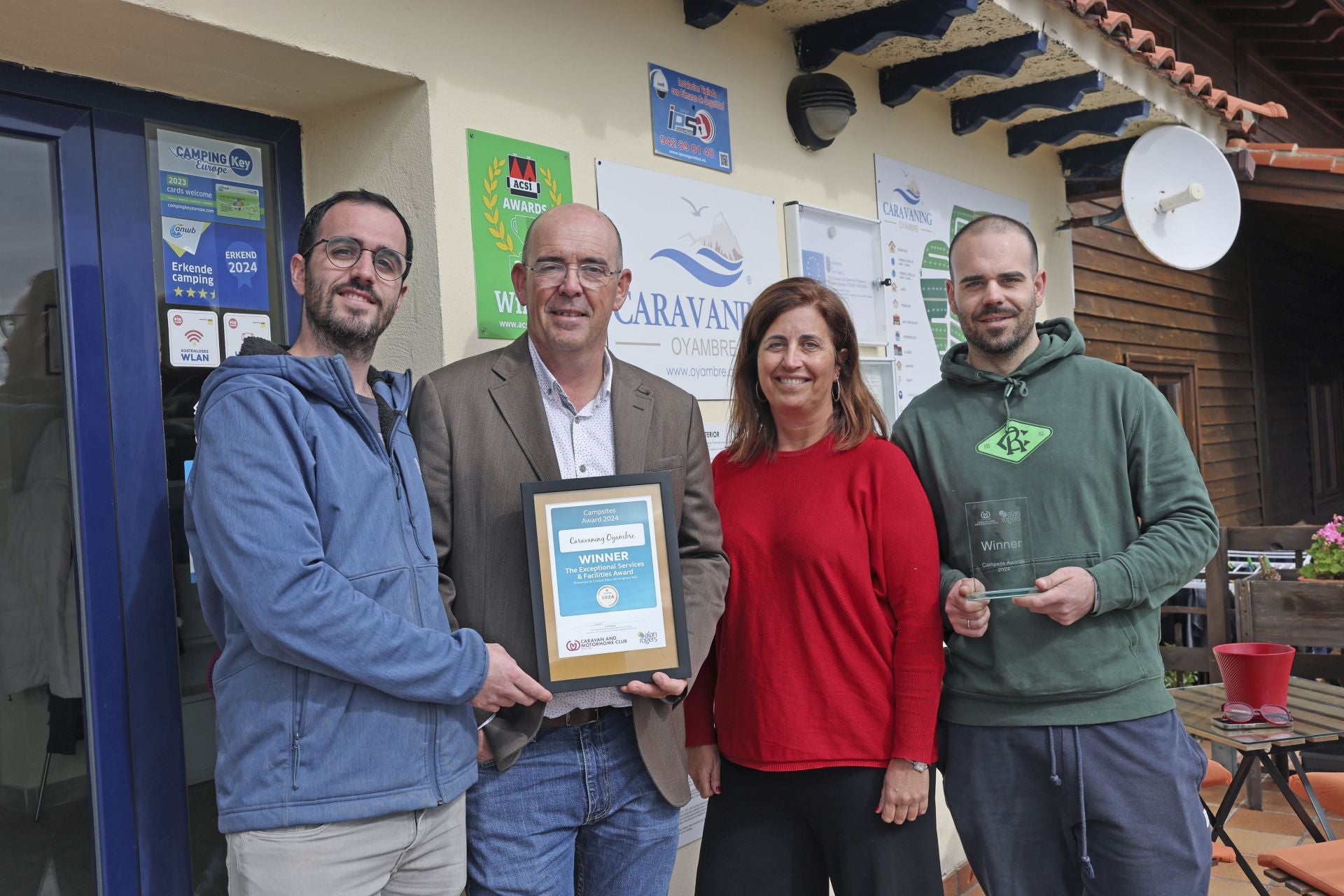 Pablo Alonso y María Palla, con sus hijos Ángel y Pablo, con el premio.