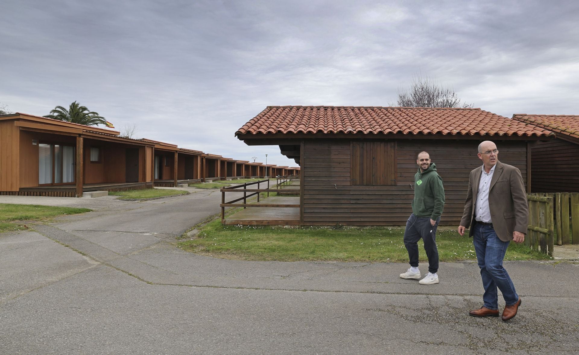 Pablo Alonso y su hijo, del mismo nombre, por la zona de los bungalós. 