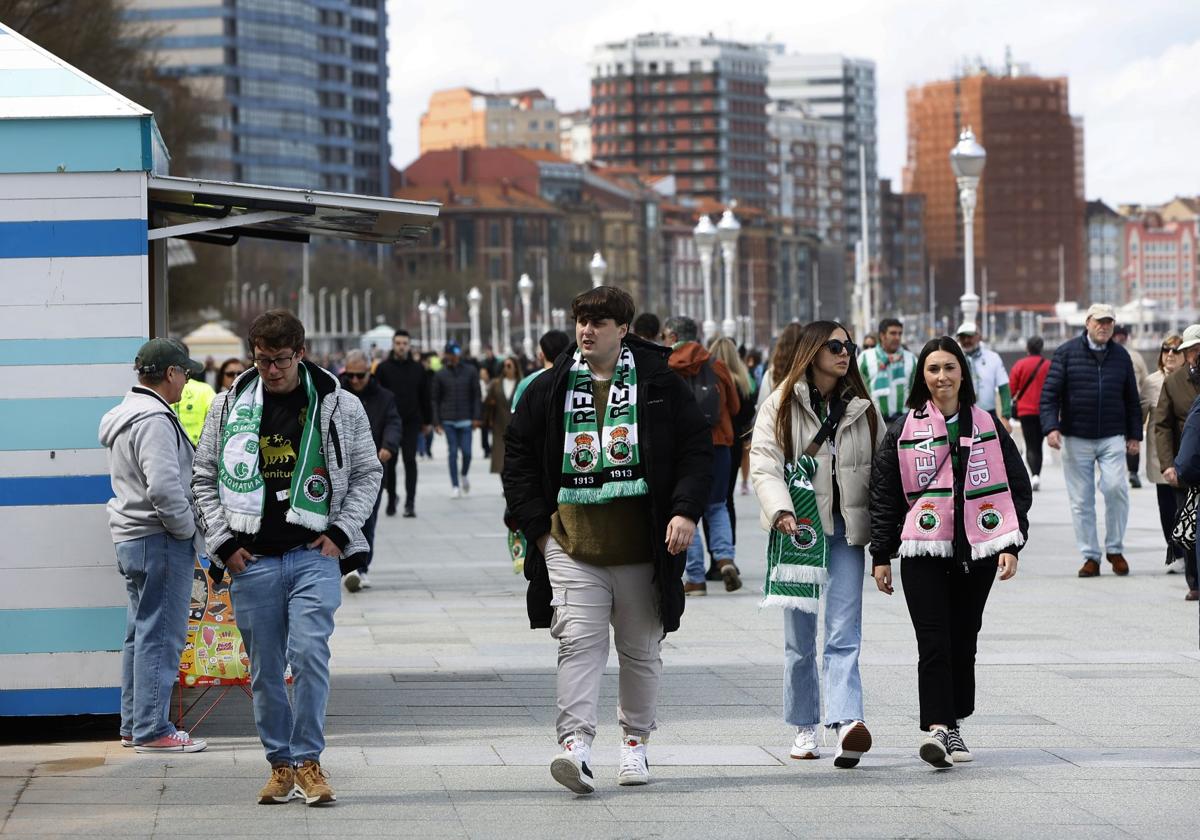 Aficionados del Racing, la temporada pasada en Gijón.