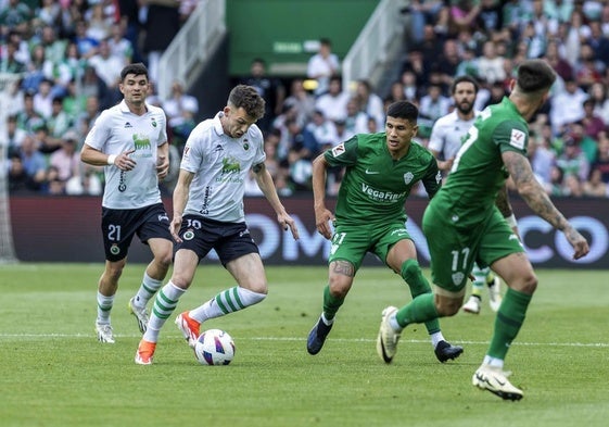 Aldasoro e Íñigo Vicente, durante el Racing-Elche de la temporada pasada en los Campos de Sport.