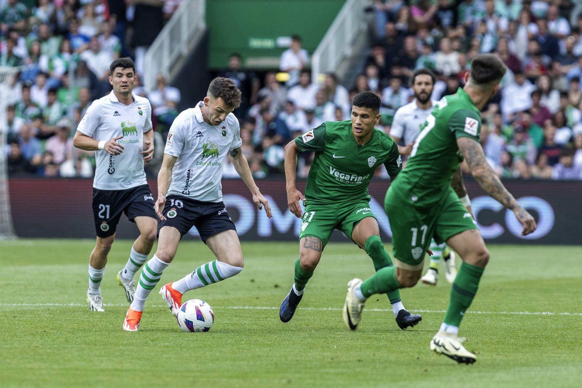 Aldasoro e Íñigo Vicente, durante el Racing-Elche de la temporada pasada en los Campos de Sport.