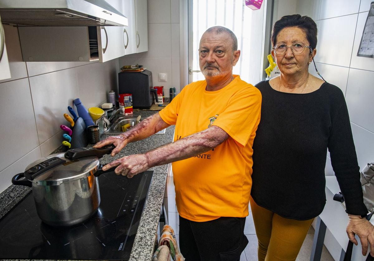 Carlos y Lines en casa de su hija Ainhoa, donde se hospedan tras haber perdido su vivienda en La Albericia tras el incendio de octubre.