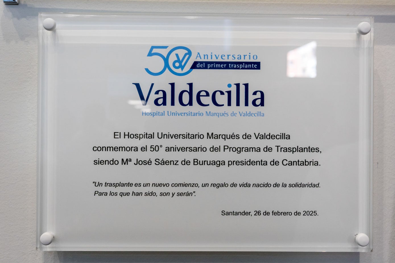 Placa conmemorativa del 50 aniversario del Programa de Trasplantes de Valdecilla, colocada en el vestíbulo del edificio 2 de Noviembre.