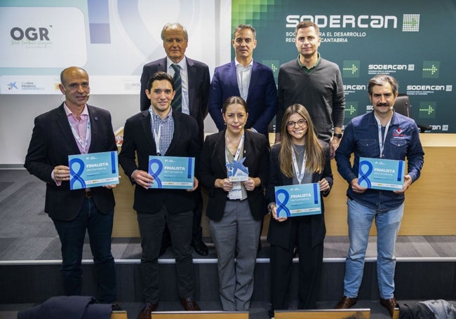 En el centro, África Álvarez, con el primer premio junto a los finalistas y, en la fila superior, el consejero Eduardo Arasti, el director comercial de CaixaBank Emilio Cuadrado y el consejero delegado de Enisa, Borja Cabezón.