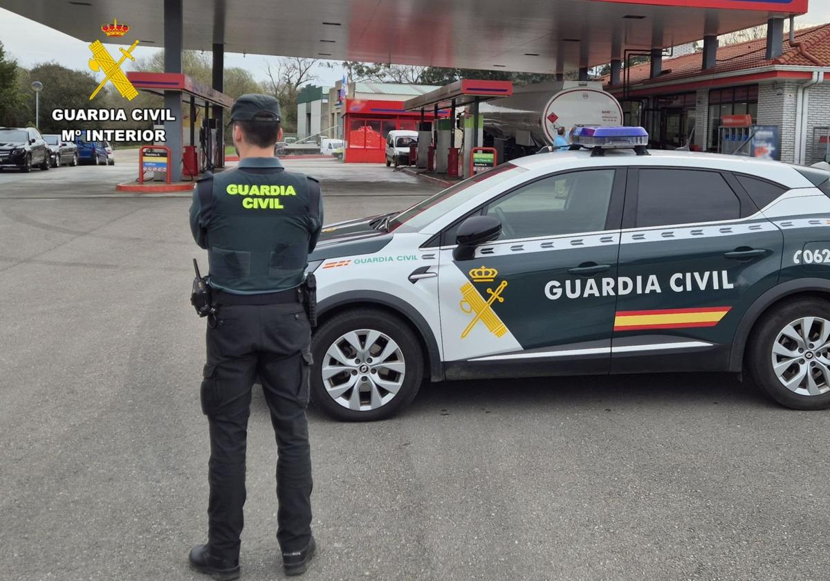 Gasolinera de Arnuero donde está la caseta en la que prendió fuego después de entrar a robar.