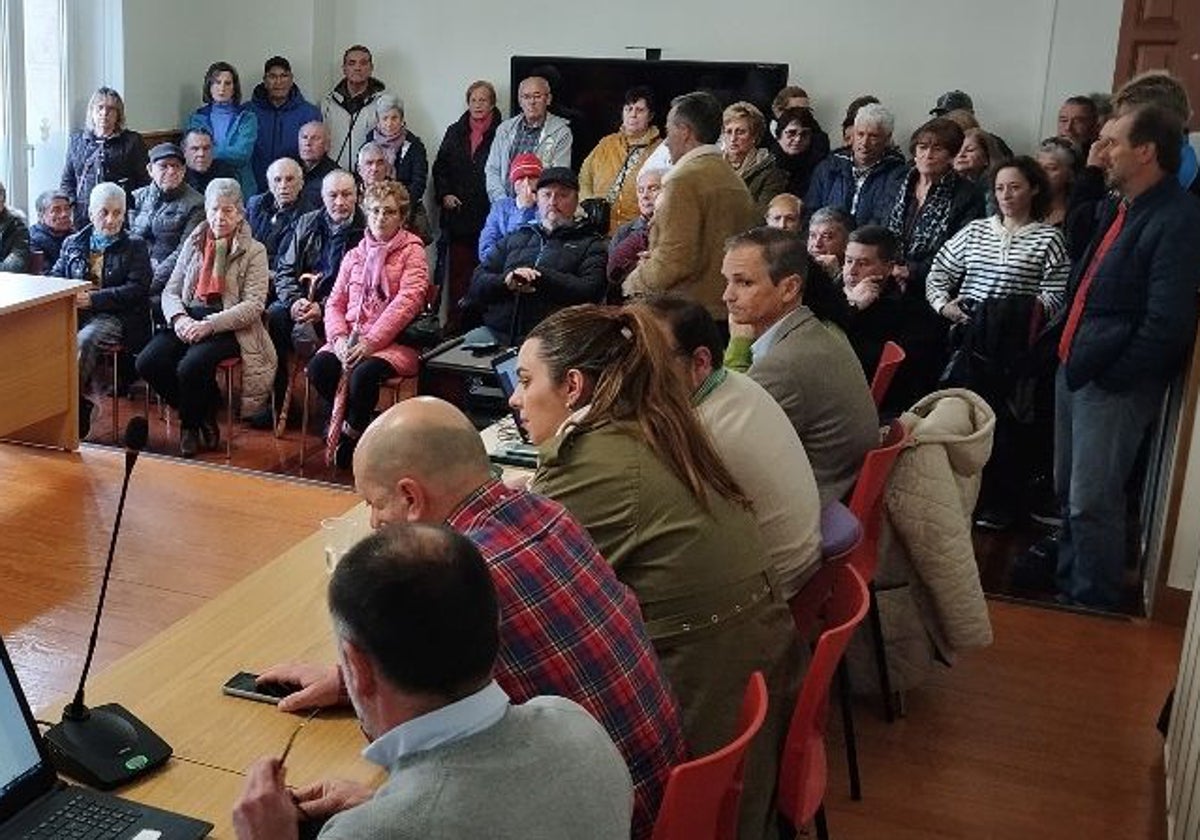 El salón de plenos se llenó de público apoyando a la emisora de radio.