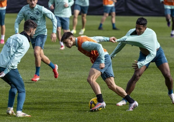 Mario García forcejea con Jeremy durante el entrenamiento de ayer en los Campos de Sport.