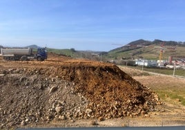 Acopio de tierra realizada por las obras a la altura de Boo y Mompia.