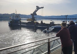 Vecinos observan los trabajos de dragado en el puerto de San Vicente en anteriores campañas.