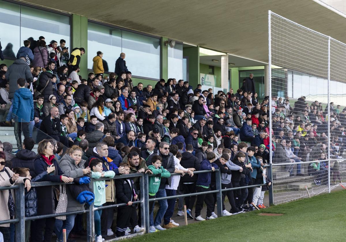 Aficionados del Racing, en un entrenamiento de puertas abiertas