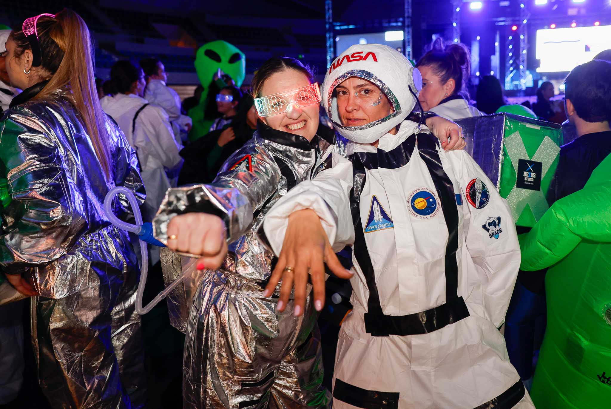 Dos integrantes de la comparsa Nexus Studio durante la Gran Gala de Carnaval de Santander.