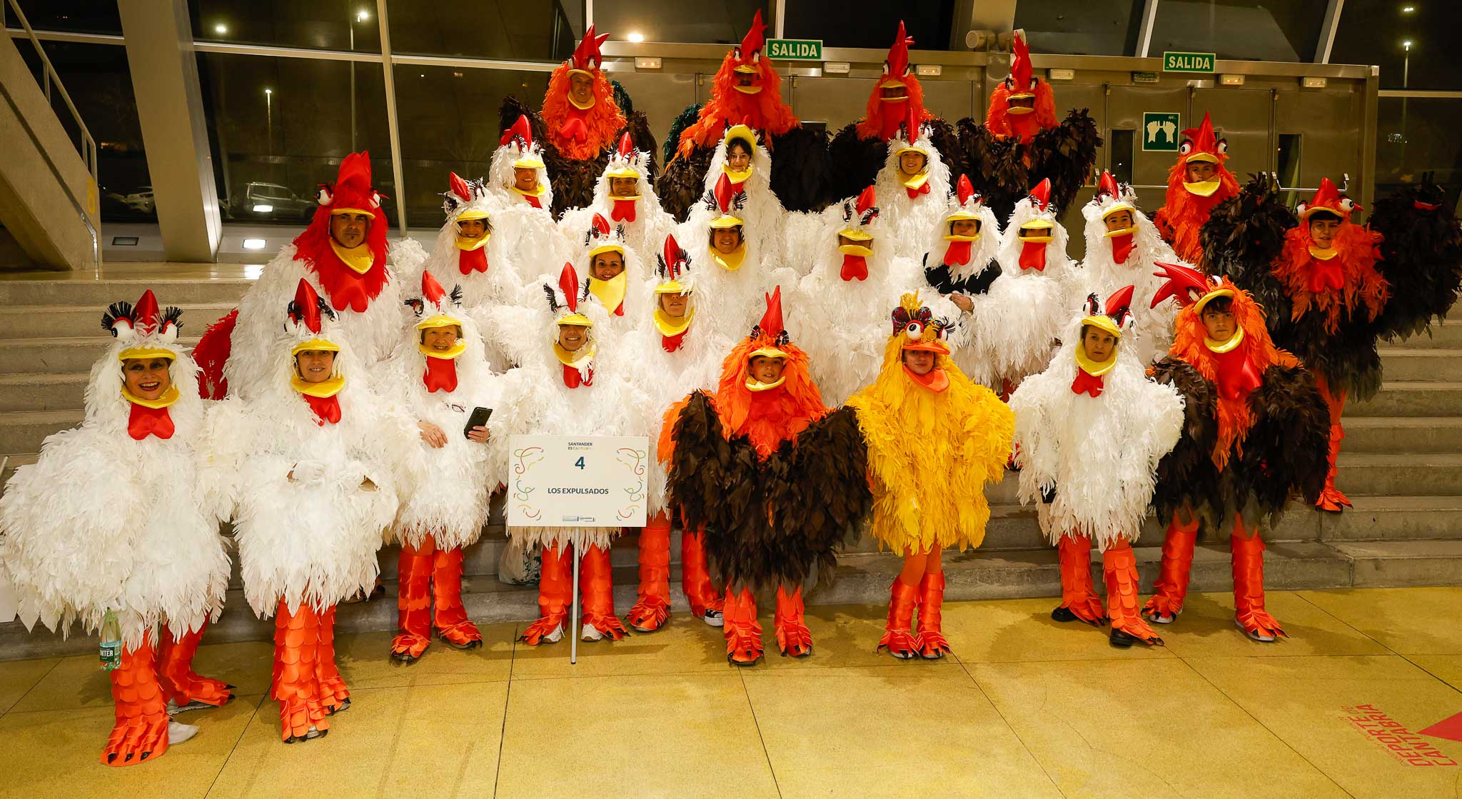 Todo el corral en Santander. La comparsa Los Expulsados, formada por una treintena de personas, se disfrazaron de pollos, gallinas y gallos, destacando de entre estos últimos al Gallo Claudio, según explica Patricia Vega. 