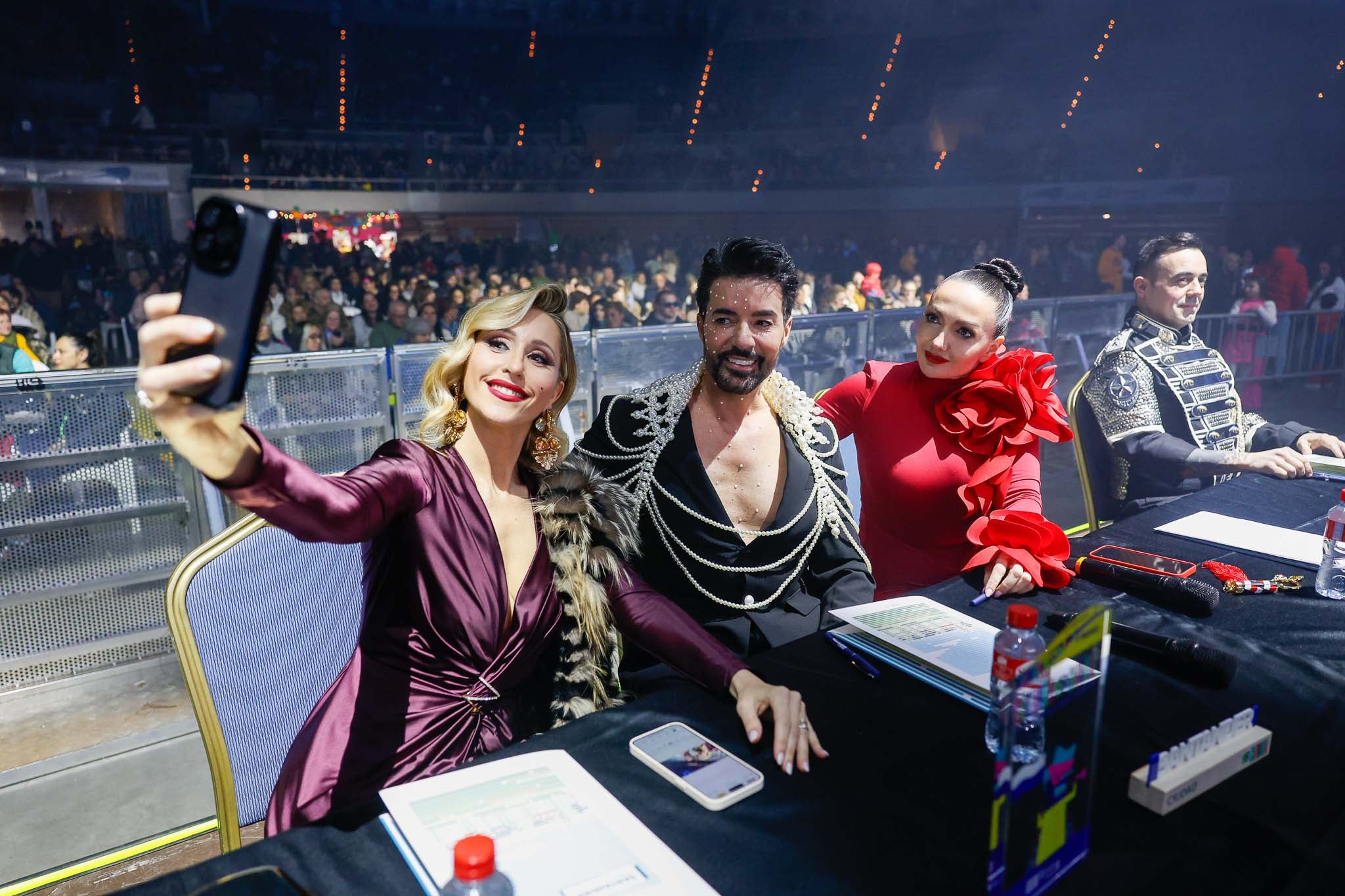 Selfie del jurado de la Gran Gala de Carnava, con María Natal, Ibán Barcenilla, Beatriz de la Torre y Raúl Alegría.