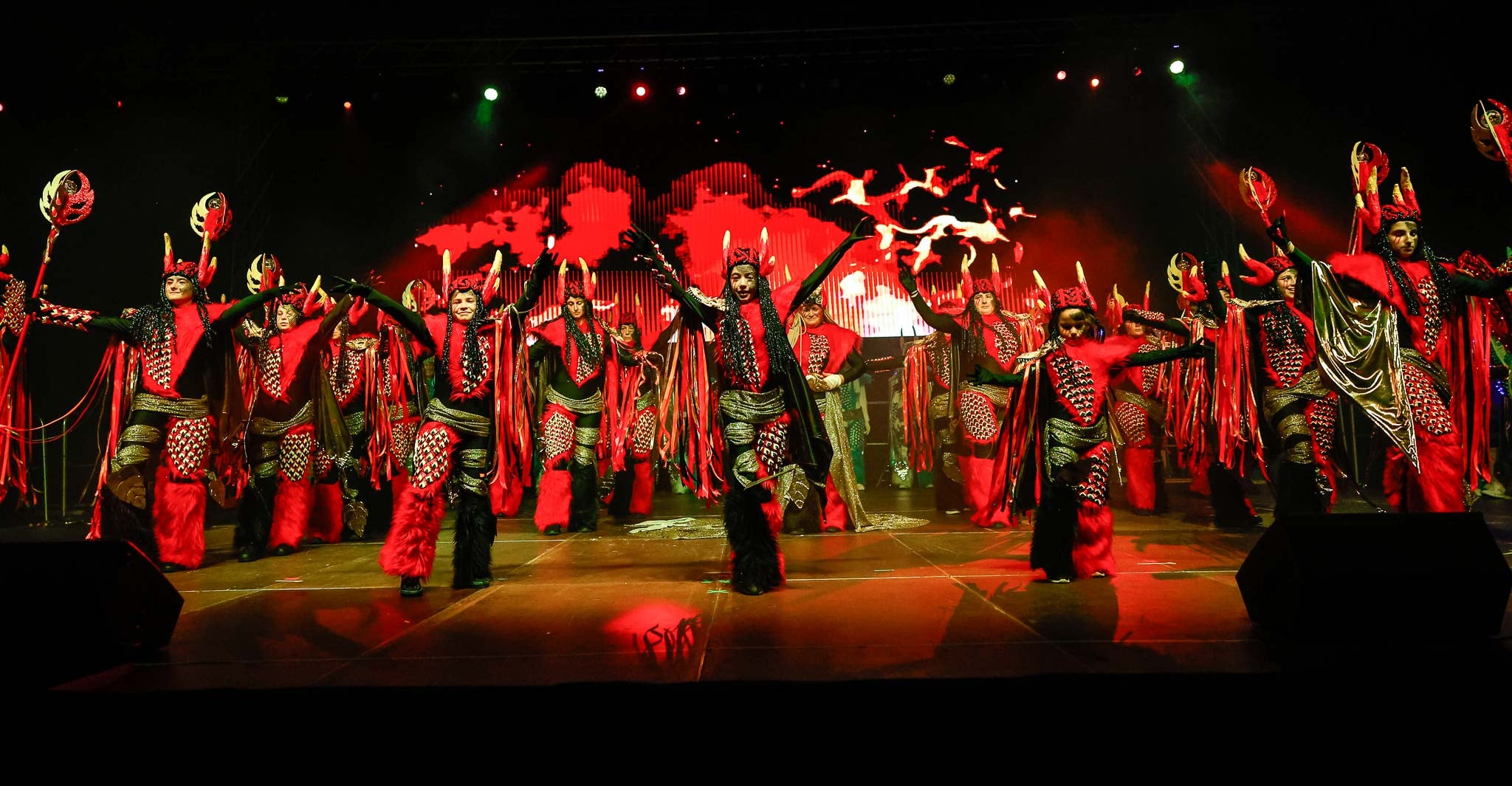 La comparsa Los Trotaritmos durante su actuación en la Gran Gala de Carnaval, en la que 'jugaron' con fuego y con la leyenda del dragón.