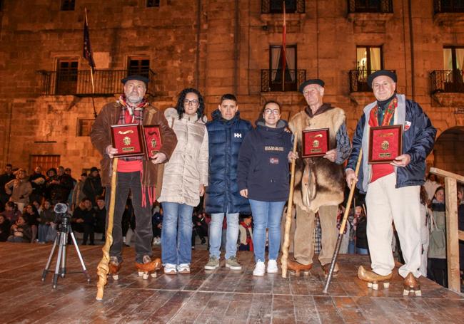 Los concejales Celia Gómez, Borja Ortega y Mariola Marcos entregando placas en el homenaje a integrantes de la Peña Julióbriga, ronda ganadora del primer Concurso de Marzas del Ayuntamiento de Reinosa.