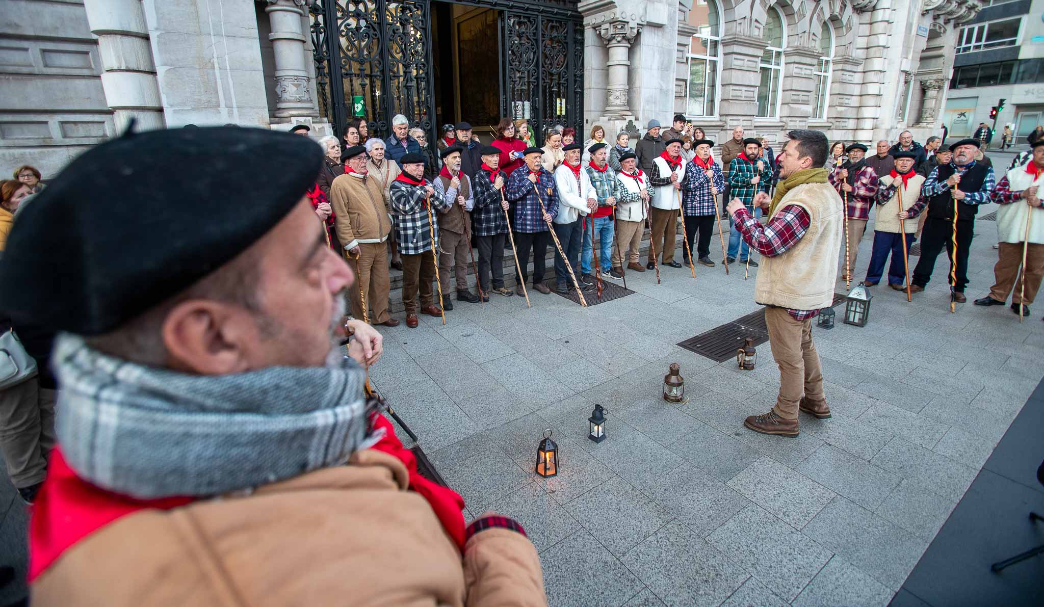 Después del ayuntamiento recorrieron otras zonas de la ciudad como la calle Lealtad, la zona de las estaciones y la calle Burgos