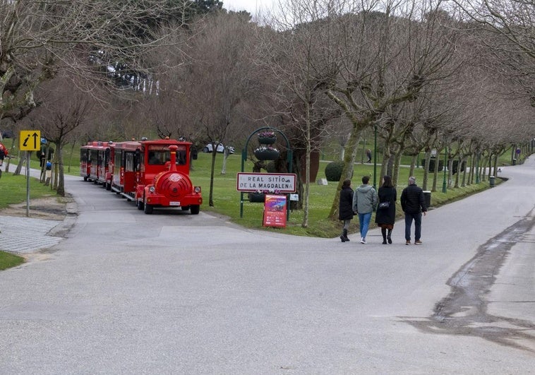 El tren turístico 'Magdaleno', ayer, antes de comenzar su recorrido por la península de la Magdalena.