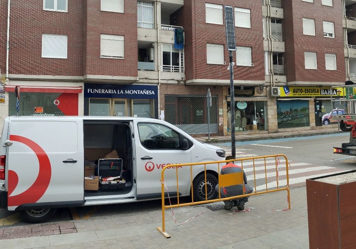 Colocación de las nuevas farolas para los pasos de peatones en Los Corrales.