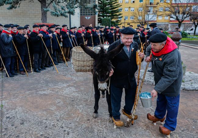 La Ronda Marcera de Torrelavega arrancó su recital en la Residencia San José. luis palomeque